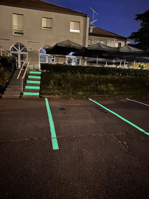 Sécurisation escalier avec bandes lumineuses - Conformité PMR