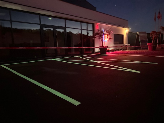 Devanture lumineuse nocturne - Marquage commercial visible 24h/24