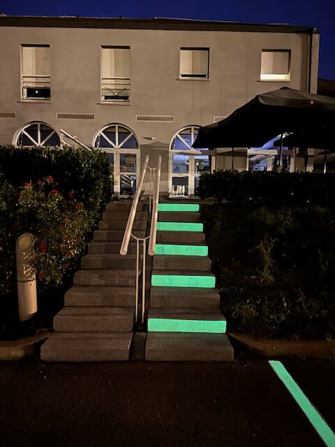 Escalier photoluminescent la nuit - Guidage sécurisé sans éclairage