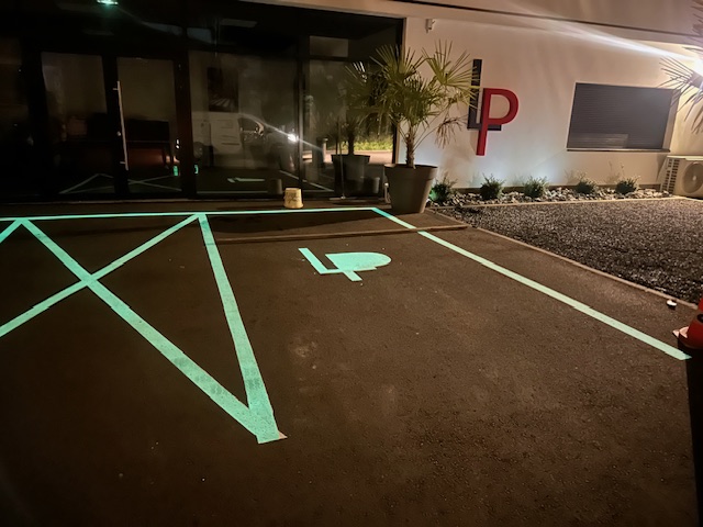 Logo lumineux parking - Signalétique visible sans électricité